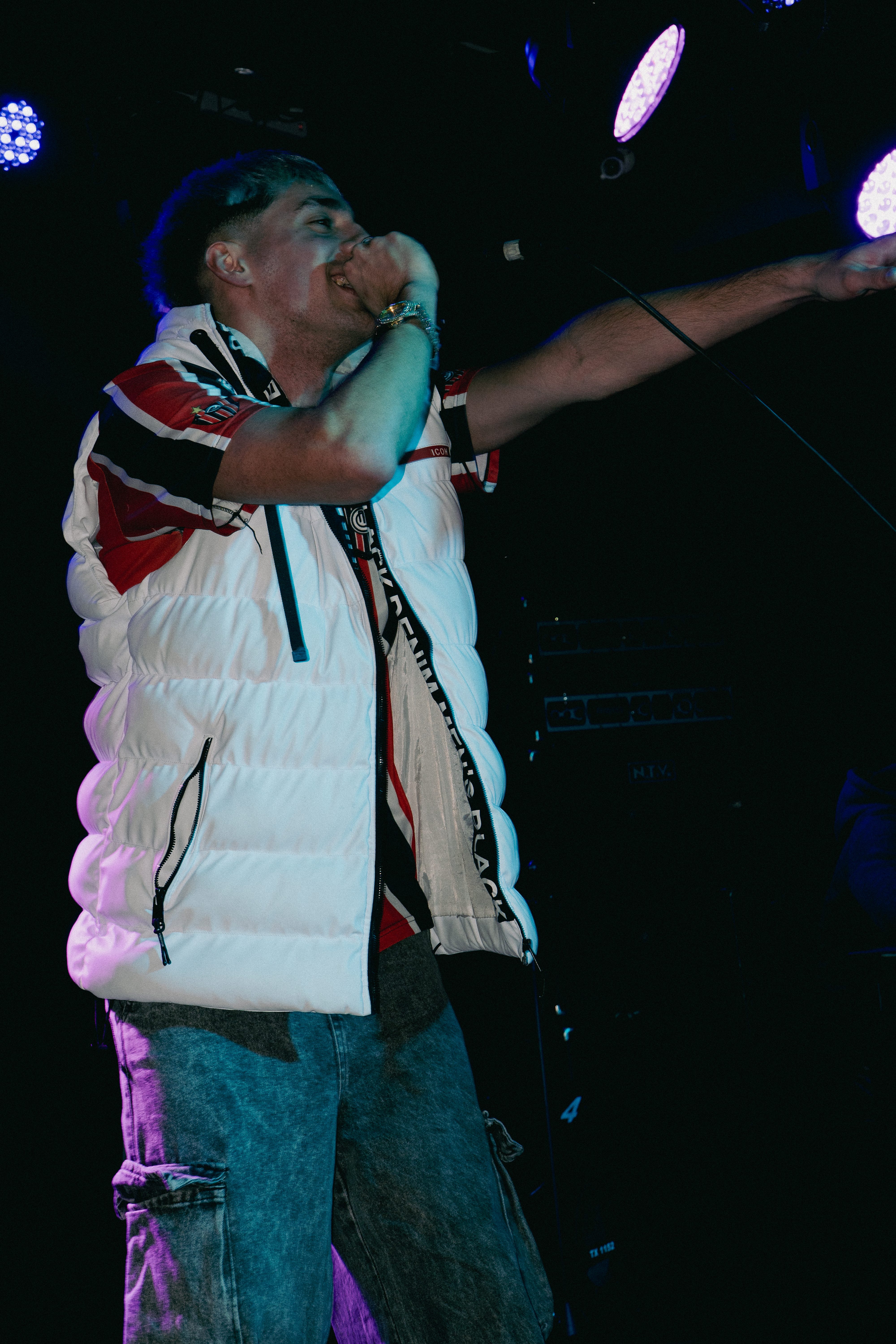 ILeito cantando en vivo durante un show